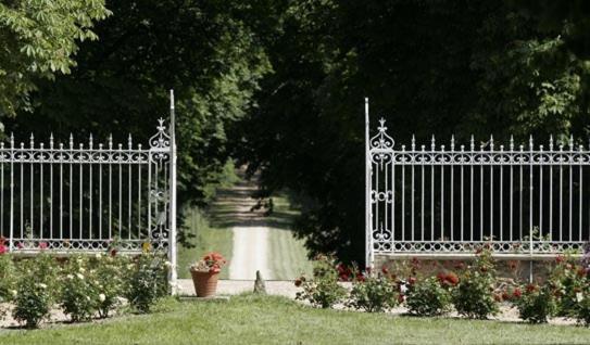 Au Chateau De Montbraye Parigné-lʼÉvêque Exterior foto